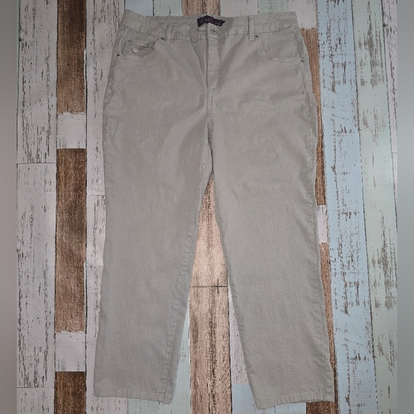 Gloria Vanderbilt Pants - Picture 2 of 8